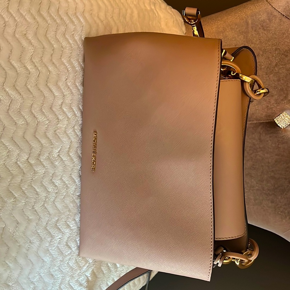 Michael Kors pink purse.. smoke free home.. only used a few months